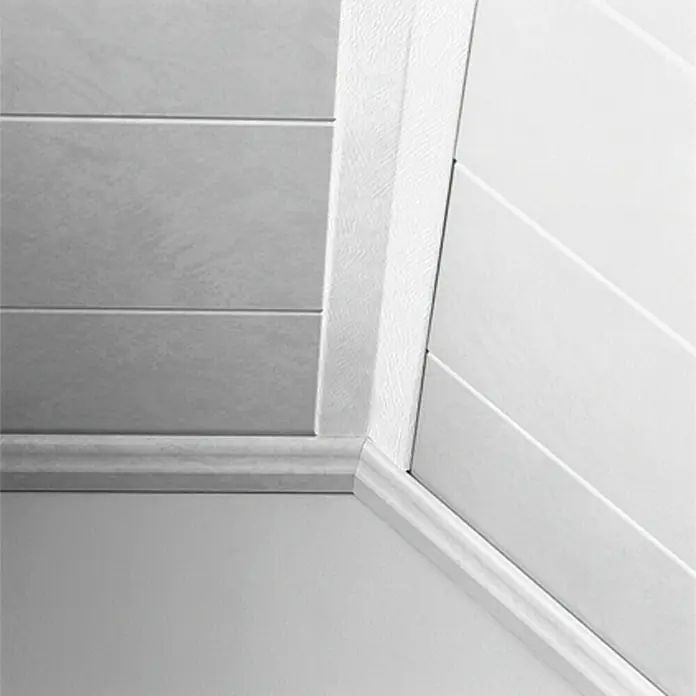 LOGOCLIC Faltleiste Weiß strukturiert - 260 cm x 22 mm x 22 mm - Nahaufnahme einer Wand mit weißen Paneelen und Zierleisten, die ein modernes Design und eine saubere Ästhetik präsentieren.