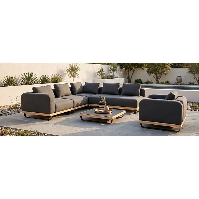 Sunfun Conjunto de muebles Cintia - 6 pzs., Aluminio/Poliéster, Antracita - Sofá seccional y sillón de exterior gris oscuro con bases de madera clara y patas negras en un patio con mesa de centro.