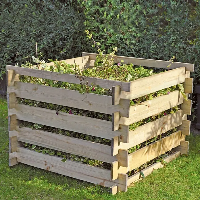 Werth Holz Komposter - 500 l, 100 x 100 x 60 cm - Holzkomposter voller Gartenabfälle im Freien. Ideal für umweltfreundliche Gartenpflege und Kompostierung.