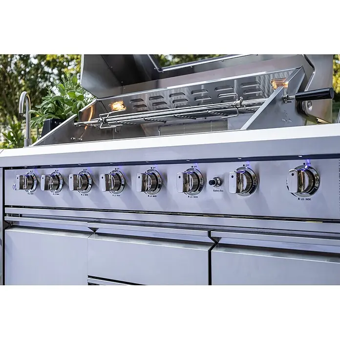 Outdoorküche Gasgrill 6 Brenner Kühlschrank Spüle Edelstahl -  - Nahaufnahme eines großen Edelstahl-Gasgrills mit beleuchteten Bedienknöpfen und offenem Deckel mit Rotisserie.