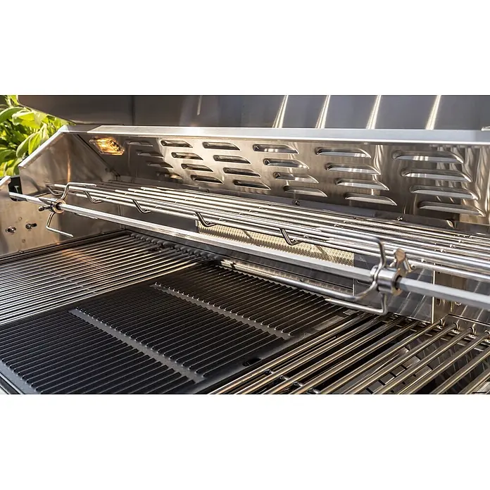 Outdoorküche Gasgrill 6 Brenner Kühlschrank Spüle Edelstahl -  - Edelstahl-Gasgrill-Innenansicht mit Kochrosten, einer Grillplatte, Warmhalterost und Rotisseriespieß mit Gabeln.