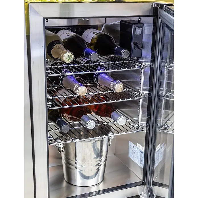 Outdoorküche Gasgrill 6 Brenner Kühlschrank Spüle Edelstahl -  - Edelstahl-Weinkühlschrank mit Glastür, gefüllt mit Wein- und Sektflaschen auf Regalen, und einem Metalleiskübel. Mit internem Bedienfeld.