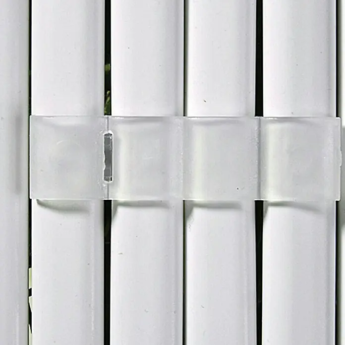 Verbindungselement - 8 Stk. - Nahaufnahme eines weißen Rollos mit einer transparenten Halterung, die die Lamellen zusammenhält. Die Halterung ist ein wichtiges Detail.