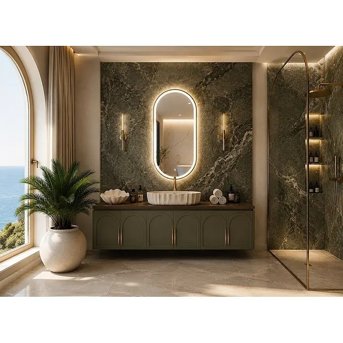 Cordia Lichtspiegel - 50 x 100 cm, Gold - Luxuriöser Badezimmerschrank mit dunkelgrünen Unterschränken, weißem Rillenwaschbecken und beleuchtetem goldgerahmten Spiegel vor einer grünen Marmorwand.