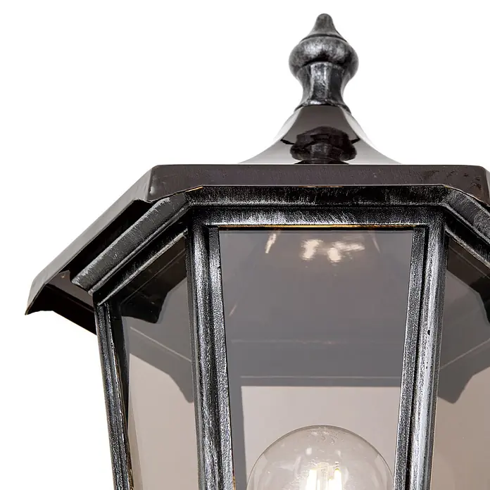 Orion Leuchten Außenwandleuchte Hermine - 60 W, Schwarz, Klar, IP43 - Nahaufnahme einer rustikalen Außenlaterne mit antikem, dunklem Metall-Finish und klaren Glasscheiben, innen mit Glühbirne.