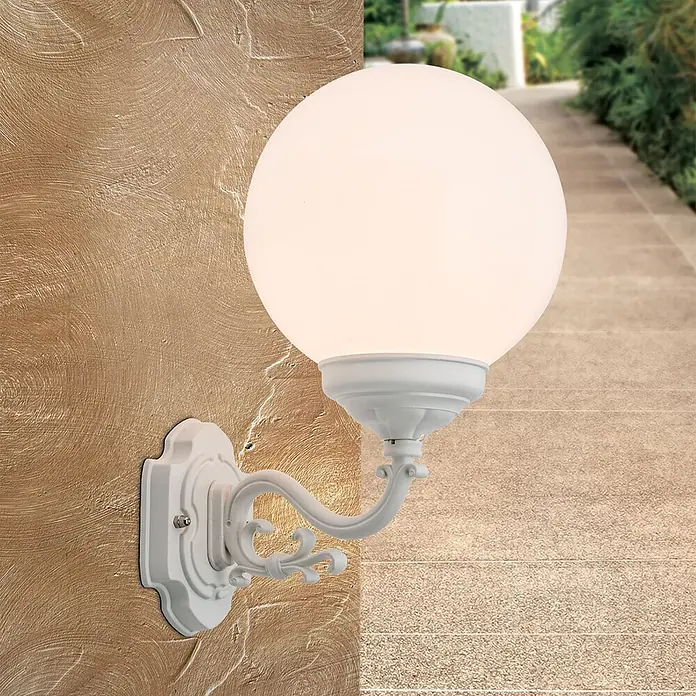 Orion Leuchten Außenwandleuchte Reika - 60 W, Weiß, Opal, IP43 - Weiße Außenwandleuchte mit Kugel-Diffusor, an einer strukturierten Wand montiert, beleuchtet einen Weg.