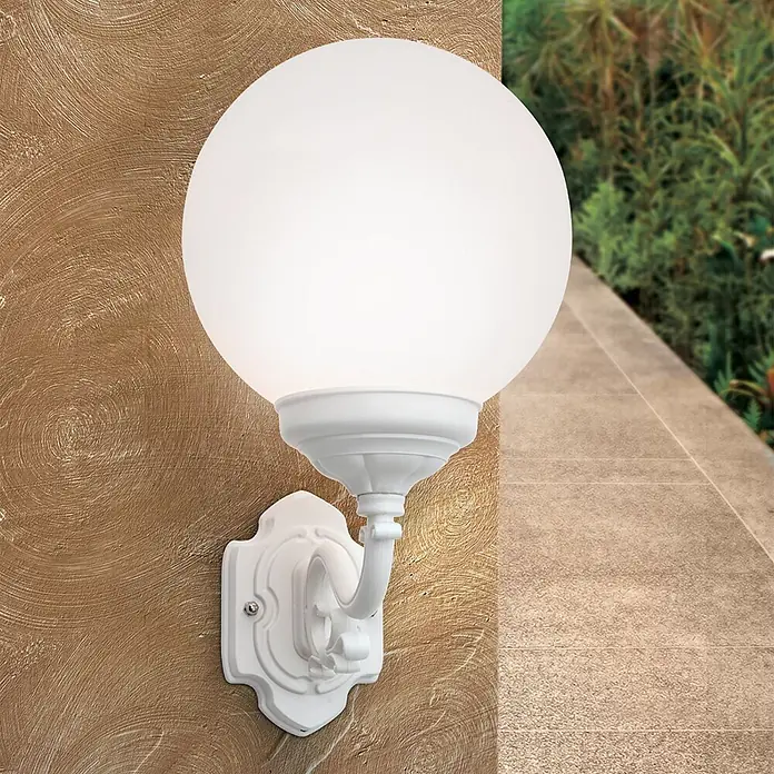 Orion Leuchten Außenwandleuchte Reika - 60 W, Weiß, Opal, IP43 - Weiße kugelförmige Außenwandleuchte mit dekorativer Halterung, beleuchtet eine Außenwand.