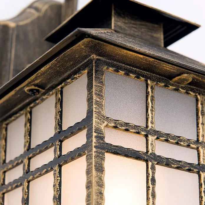 Orion Leuchten Außenwandleuchte Kiko - 60 W, Braun, Matt, IP44 - Verzierte Außenwandlaterne aus Altbronze mit Milchglasfenstern und Ziergitter.
