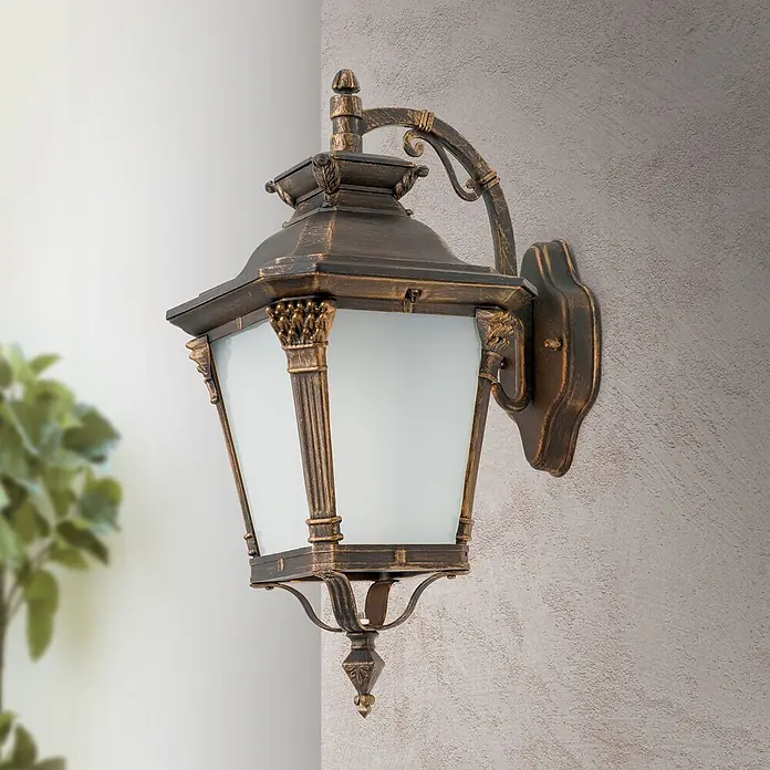 Orion Leuchten Außenwandleuchte Aiko - 60 W, Braun, Matt, IP23 - Antik bronzene Außenwandlaterne mit Milchglasscheiben, an einer strukturierten Wand montiert.