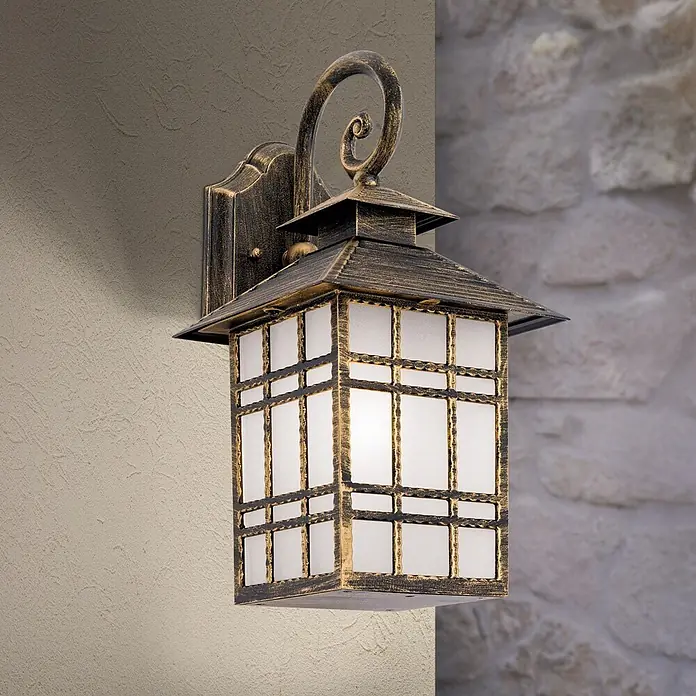 Orion Leuchten Außenwandleuchte Kiko - 60 W, Braun, Matt, IP44 - Antike bronzene Außenwandleuchte mit mattiertem Glas an einer strukturierten Fassade montiert.
