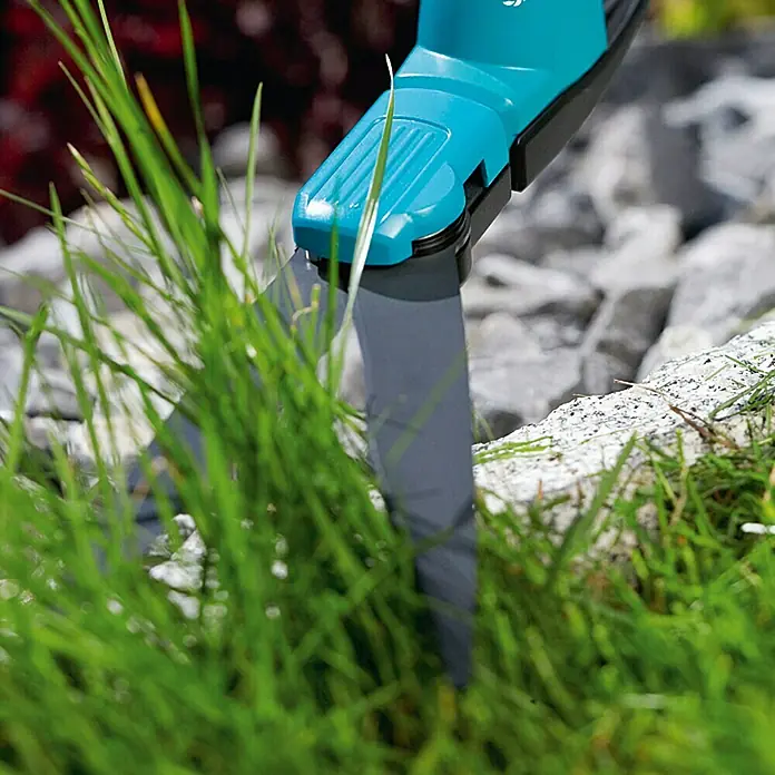 Gardena Comfort Grasschere - Material Klinge: Geschliffene Schneide, Antihaftbeschichtet - Akku-Grasschere im Einsatz, präzise Rasenkantenpflege für einen gepflegten Garten, einfache Handhabung und saubere Ergebnisse.