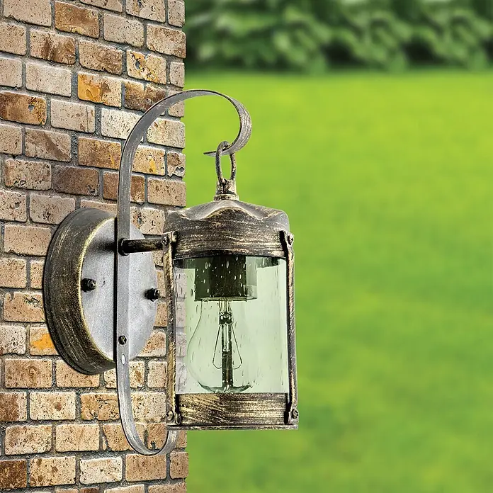 Orion Leuchten Außenwandleuchte Taverna - 60 W, Schwarz, Klar, IP23 - Outdoor-Wandlaterne aus gealterter Bronze mit Saatglas und sichtbarer Glühbirne, an einer Ziegelwand montiert.
