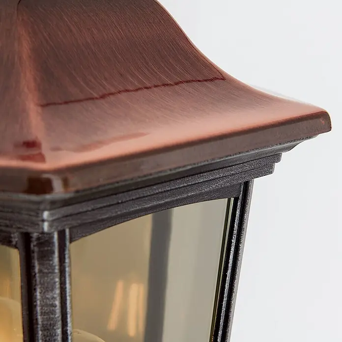 Orion Leuchten Außenwandleuchte Hermine - 60 W, Schwarz, Klar, IP44 - Nahaufnahme des Laternen-Dachs in Patina-Kupferoptik und dunklem, texturiertem Metallrahmen.