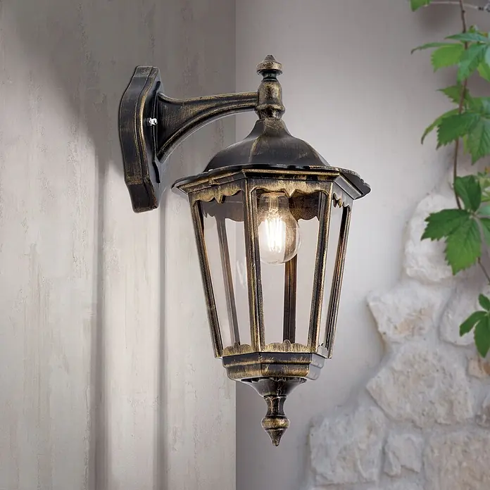 Orion Leuchten Außenwandleuchte Puchberg - 60 W, Schwarz, Klar, IP43 - Wandleuchte im Antik-Bronze-Look aus Metall und Glas an einer Wand montiert.