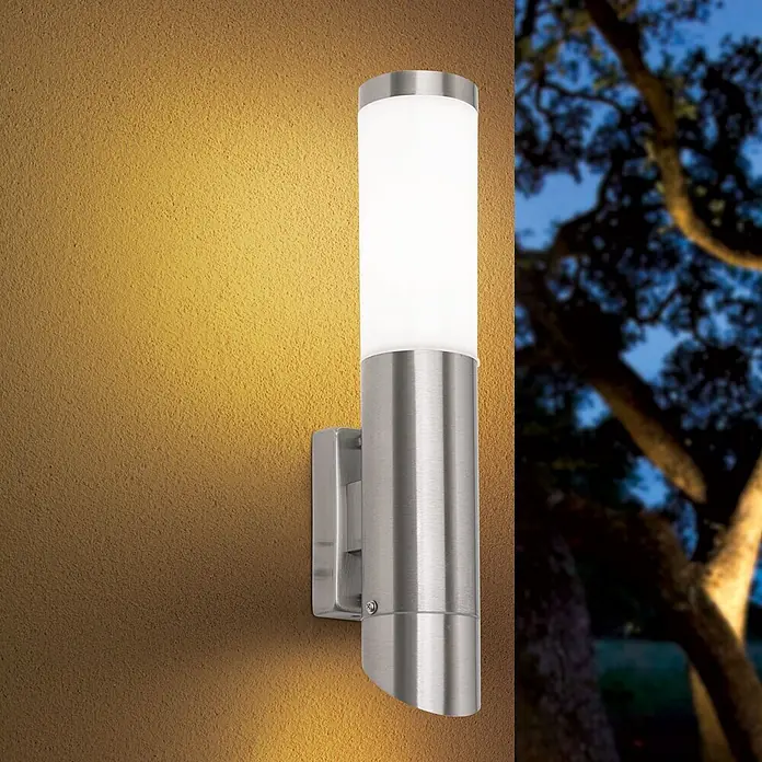 Orion Leuchten Außenwandleuchte Pleno - 13 W, Silber, Opal, IP44 - Außenwandleuchte aus gebürstetem Edelstahl mit mattiertem Diffusor, an strukturierter Wand montiert bei Nacht.