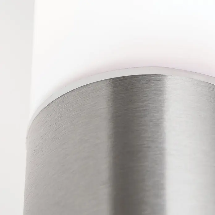 Orion Leuchten Außenwandleuchte Pleno - 13 W, Silber, Opal, IP44 - Zylindrischer Gegenstand mit gebürstetem Metallsockel und weißem, durchscheinendem Oberteil.