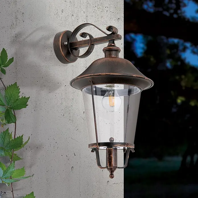 Orion Leuchten Außenwandleuchte Kenzo - 60 W, Schwarz, Klar, IP44 - Bronze-patinierte Außenwandleuchte mit Klarglas und LED-Glühlampe an einer strukturierten Wand montiert.