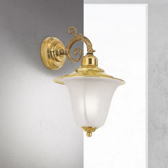Orion Leuchten Außenwandleuchte Yard - 60 W, Gold, Matt, IP43 - Klassische Messing-Wandleuchte mit Zierarm und einem mattierten, geriffelten Glasschirm.