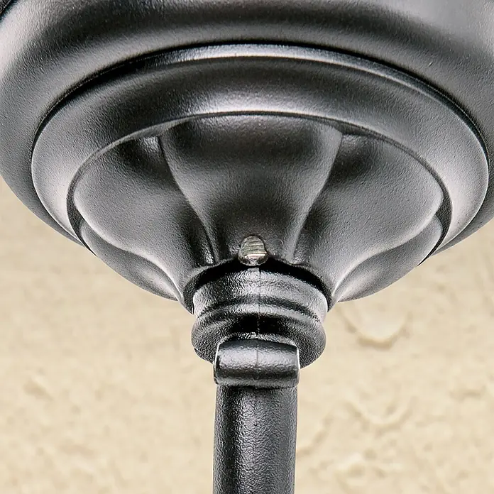 Orion Leuchten Außenwandleuchte Reika - 60 W, Schwarz, Opal, IP43 - Dunkle, texturierte, gerillte Metall-Leuchtenabdeckung mit sichtbarer Schraube, an eine Stange angeschlossen.
