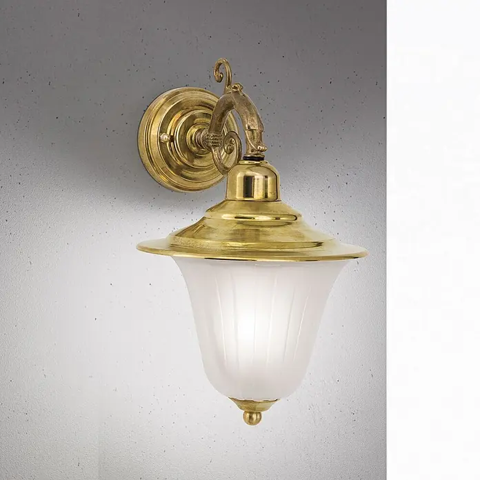Orion Leuchten Außenwandleuchte Yard - 60 W, Gold, Matt, IP43 - Klassische Wandleuchte aus Messing mit verzierter Halterung und mattiertem, geriffeltem Glas, das sanft leuchtet.