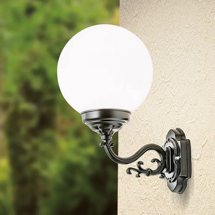Orion Leuchten Außenwandleuchte Reika - 60 W, Schwarz, Opal, IP43 - Schwarze Wandleuchte aus Schmiedeeisen mit weißem Kugelglasdiffusor, an einer Wand montiert.