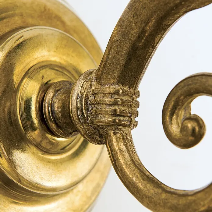 Orion Leuchten Außenwandleuchte Yard - 60 W, Gold, Matt, IP43 - Verziertes, gealtertes Messingelement mit dekorativem Rankenmuster und gerippter Verbindungsstelle.