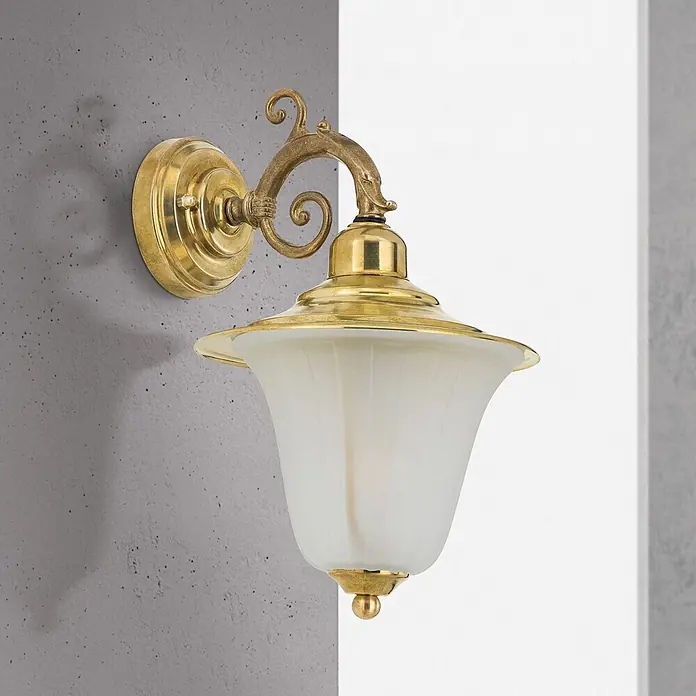 Orion Leuchten Außenwandleuchte Yard - 60 W, Gold, Matt, IP43 - Verzierte Wandleuchte aus Messing mit mattiertem, geriffeltem Glasschirm, an der Wand montiert.