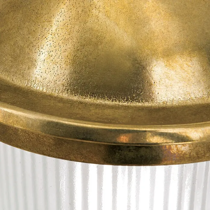 Orion Leuchten Außenwandleuchte York - 60 W, Gold, Klar, IP54 - Nahaufnahme eines strukturierten Messingteils auf geripptem Klarglas, Teil einer Leuchte.