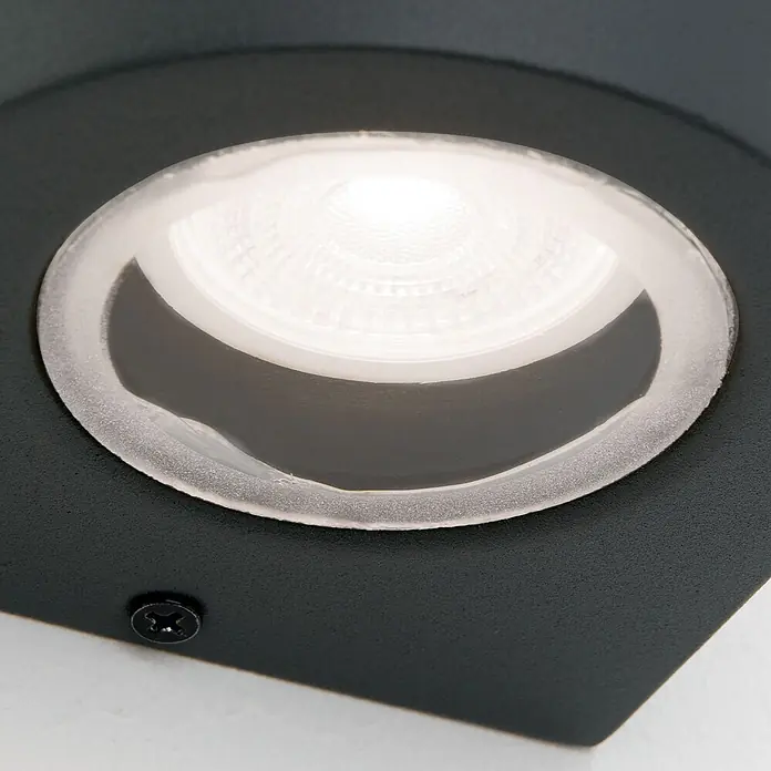 Orion Leuchten Außenwandleuchte Laurenz - 13 W, Anthrazit, Klar, IP54 - Beleuchteter LED-Einbaustrahler in einem dunkelgrauen, texturierten Gehäuse.