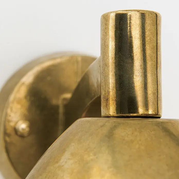 Orion Leuchten Außenwandleuchte York - 60 W, Gold, Klar, IP54 - Detaillierte Ansicht einer messingfarbenen Metallhalterung mit strukturierter Oberfläche, die ihren Verbindungspunkt hervorhebt.
