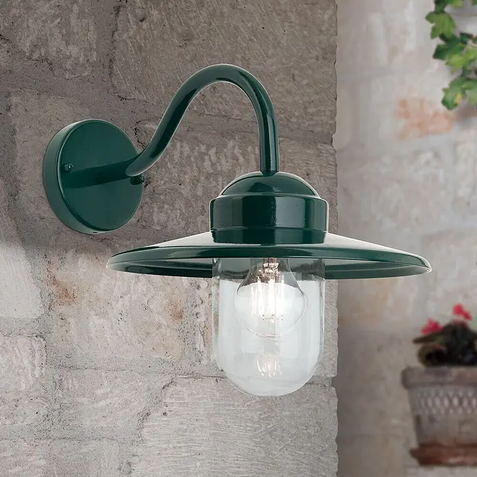 Orion Leuchten Außenwandleuchte Edward - 60 W, Grün, Klar, IP44 - Dunkelgrüne Metall-Außenwandleuchte mit Klarglas und Filamentlampe, an Stein montiert.