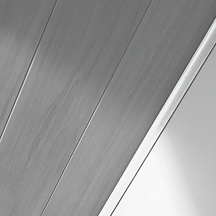 LOGOCLIC Abdeckleiste Weiß strukturiert - 260 cm x 25 mm x 6 mm - Nahaufnahme von hellgrauen Holzpaneelen, die eine moderne und minimalistische Ästhetik zeigen.