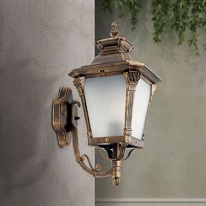 Orion Leuchten Außenwandleuchte Aiko - 60 W, Braun, Matt, IP23 - Antike bronzene Außenwandleuchte mit mattierten Glasscheiben, an einer strukturierten Wand montiert.
