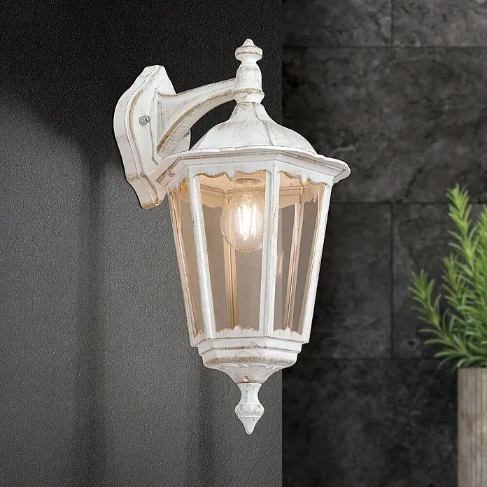 Orion Leuchten Außenwandleuchte Puchberg - 60 W, Weiß, Klar, IP43 - Weiße Wandleuchte im Antik-Stil mit Vintage-Glühbirne, an einer dunklen strukturierten Wand montiert.