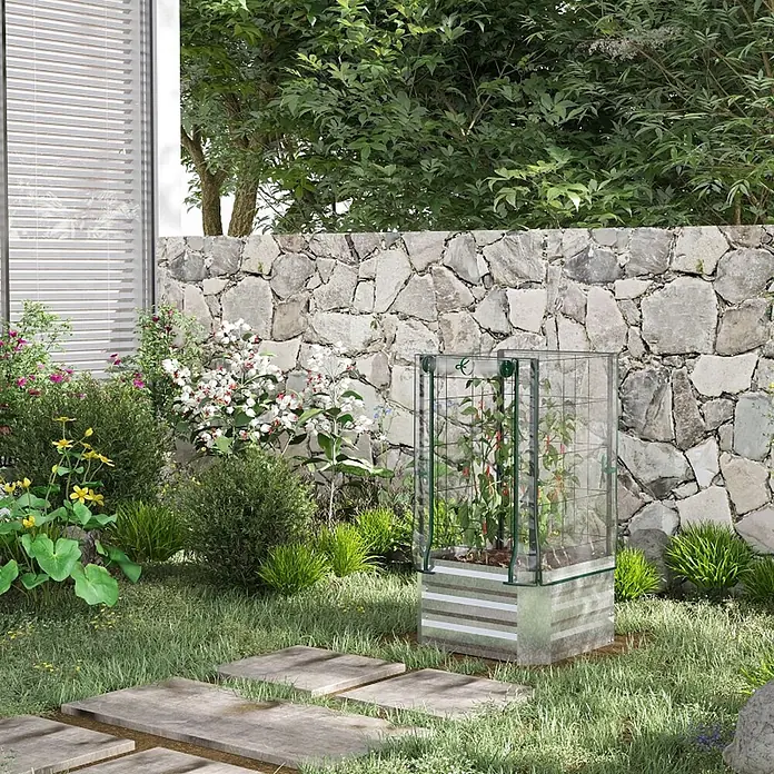 SONNENH Hochbeet mit Kunststoffhaube und Rankgitter - Kunststoff, silber - Klares Mini-Gewächshaus auf gestreiftem Hochbeet, zur Pflanzenzucht in einer Gartenumgebung genutzt.