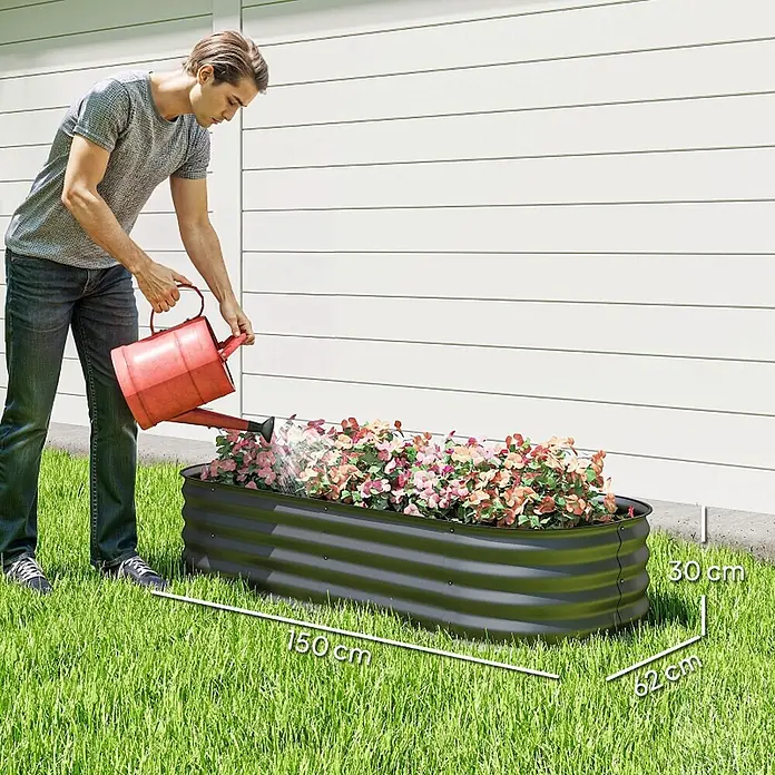 SONNENH Hochbeet Modulares - Stahl, dunkelgrau - Mann gießt Blumen in einem dunklen, geriffelten Hochbeet aus Metall (150x62x30 cm).