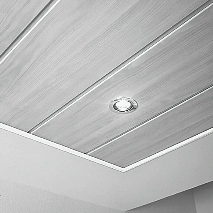 LOGOCLIC Viertelstab Weiß strukturiert - 260 cm x 12 mm x 12 mm, MDF - Nahaufnahme einer Deckenverkleidung mit integrierter, runder LED-Leuchte, die modernes Design und Funktionalität vereint.