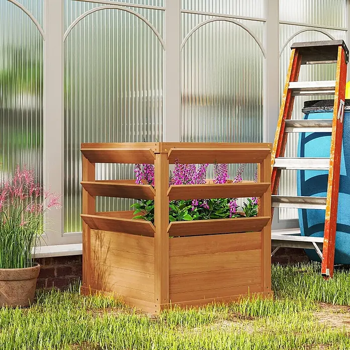 SONNENH Hochbeet mit dreistufigem Rankgitter - Holz, dunkelbraun - Hellbrauner, gestufter Pflanzkasten aus Holz mit lila Blumen, im Garten neben einem Gebäude platziert.