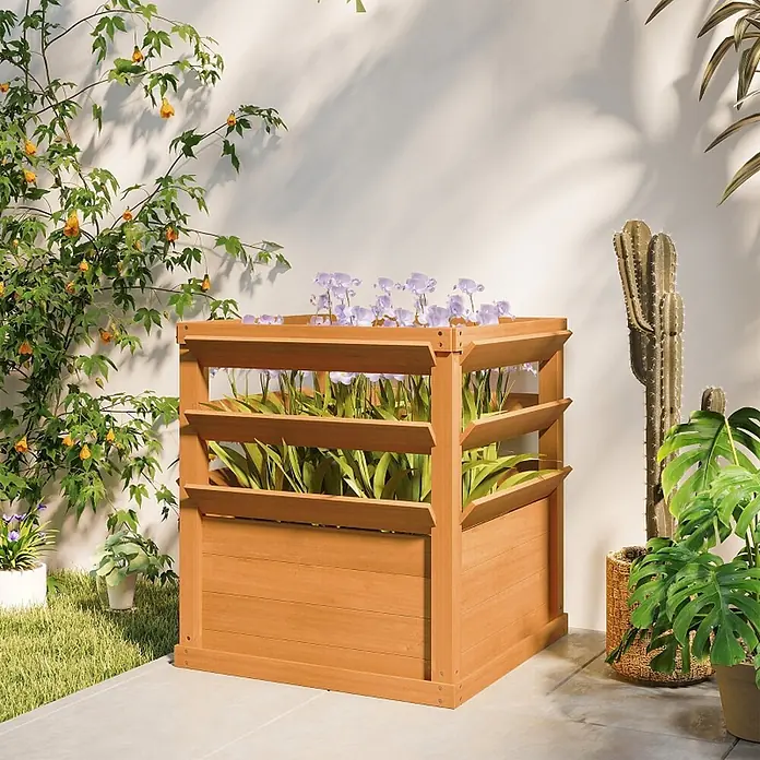SONNENH Hochbeet mit dreistufigem Rankgitter - Holz, dunkelbraun - Erhöhtes Pflanzgefäß aus Naturholz mit Lamellenwänden, gefüllt mit Grünpflanzen und lila Blumen, auf einer Gartenterrasse.