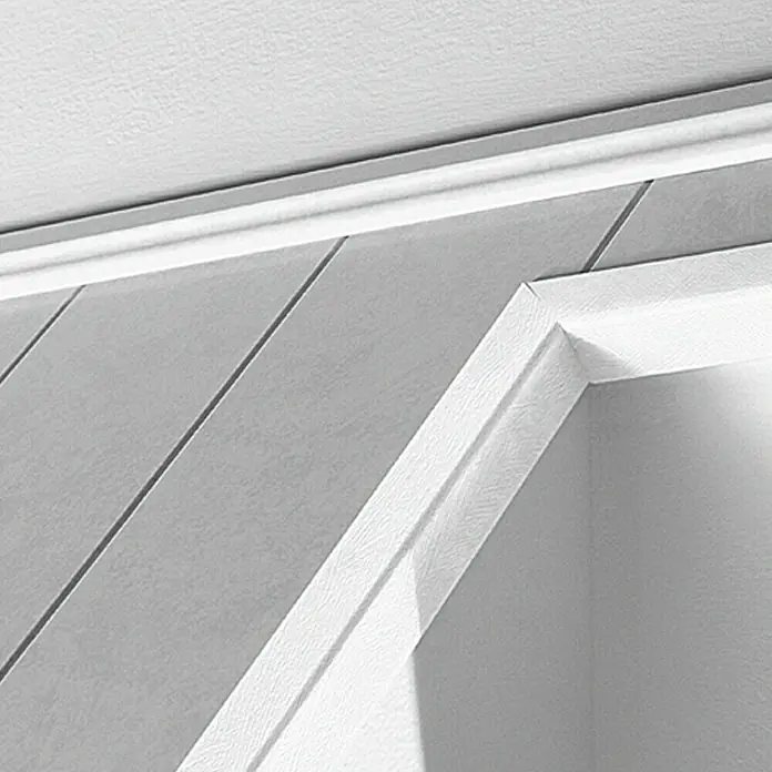 LOGOCLIC Winkelleiste Weiß strukturiert - 260 cm x 28 mm x 28 mm, MDF - Detailaufnahme einer weißen Zierleiste an Wand und Decke, die eine elegante architektonische Betonung schafft.