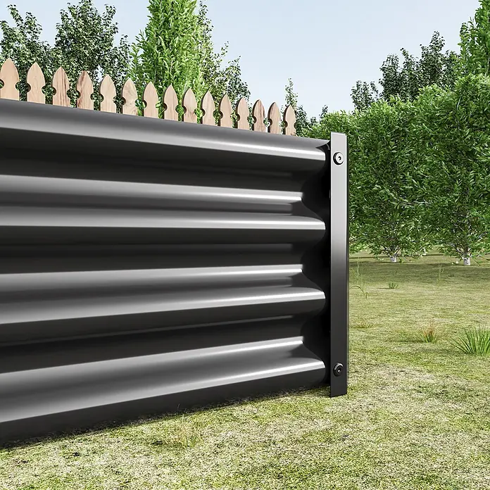 SONNENH Hochbeet bodenlos - Stahl, anthrazit - Dunkelgraues Hochbeet aus Wellblech in einem sonnigen Garten mit grüner Wiese und Bäumen. Der robuste Metallpflanzkasten ist bereit zum Bepflanzen.