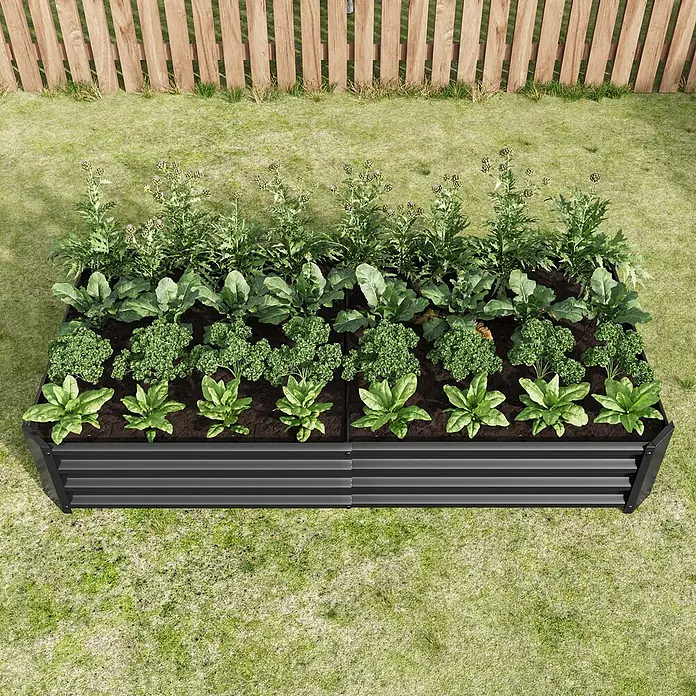 SONNENH Hochbeet bodenlos - Stahl, anthrazit - Schwarzes Hochbeet aus Metall mit verschiedenen Pflanzen, auf Gras in einem Garten platziert.