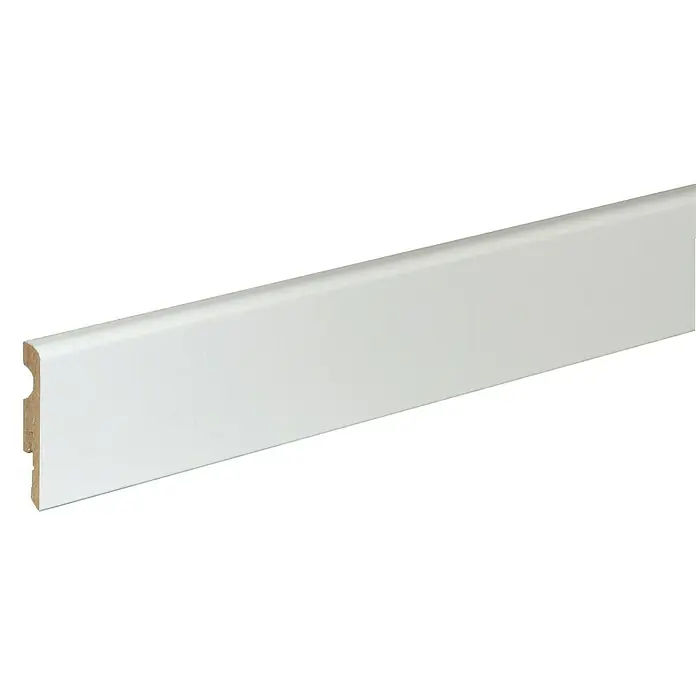 Sockelleiste FU07L - 240 cm x 10 mm x 58 mm, MDF, Weiß, Foliert - Nahaufnahme einer weißen Fußleiste, die sich perfekt für jeden Raum eignet und einen sauberen, modernen Look verleiht.