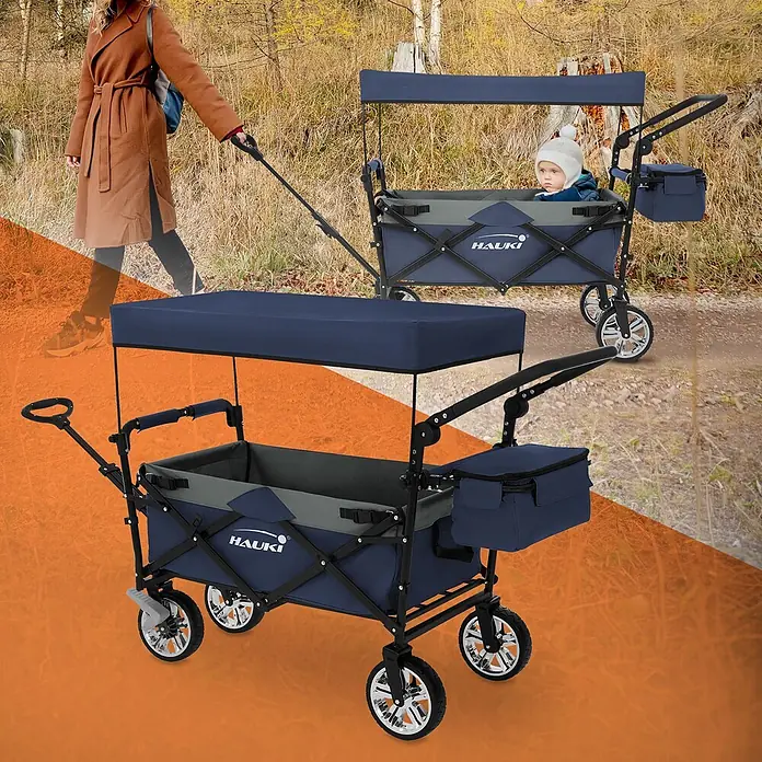 Hauki Bollerwagen Handwagen Transportwagen faltbar klappbar mit Bremse Dach und Tasche - L x B x H: 196 x 56 x 99 cm - Navyblauer Hauki Faltwagen mit grauem Innenraum, Verdeck und Chromrädern, gezeigt in Verwendung mit einem Kind im Freien.