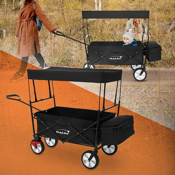 Hauki Bollerwagen Handwagen Transportwagen faltbar klappbar mit Bremse Dach und Tasche - L x B x H: 170 x 53 x 104 cm - Schwarzer Faltwagen mit Verdeck und Seitentasche, draußen zum Transport eines Kindes verwendet.