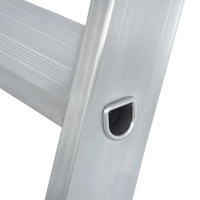 Krause Doppel-Klapptritt 2X4 Stufen - Anzahl Tritte: 8 Stk., Belastbarkeit: 225 kg, Aluminium - Nahaufnahme einer silbernen Aluminium-Leiterseite mit ovalem Befestigungsloch und gerippter Sprosse.