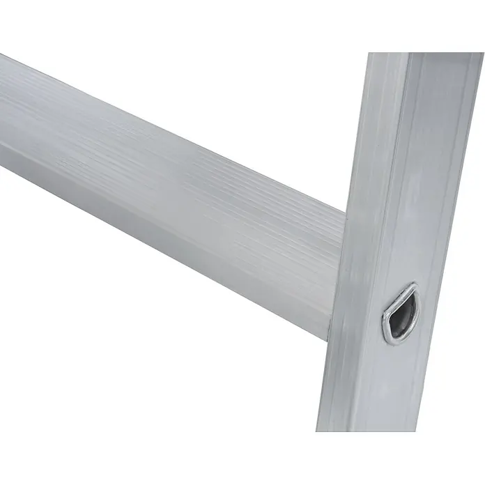 Krause Doppel-Klapptritt 80 2x3 Stufen - Anzahl Tritte: 6 Stk., Aluminium - Nahaufnahme einer Aluminiumleiter mit einer strukturierten Sprosse, die mit einem Holm verbunden ist.