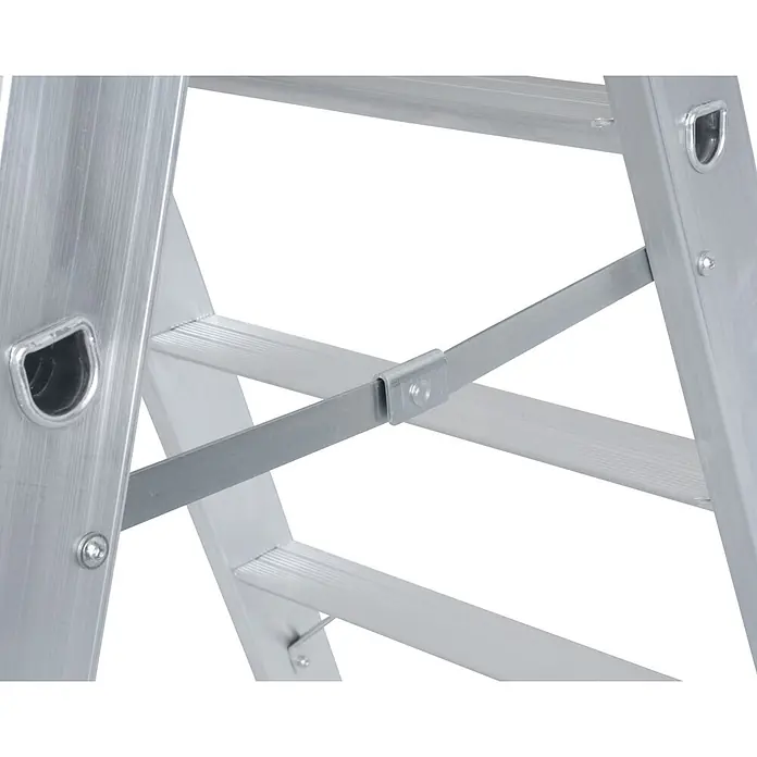 Krause Doppel-Klapptritt 80 2x3 Stufen - Anzahl Tritte: 6 Stk., Aluminium - Nahaufnahme einer silbernen Aluminiumleiter mit Stufen, Rahmen und Stützstrebe.