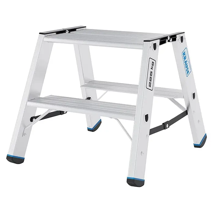 Krause Doppel-Klapptritt 2X2 Stufen - Anzahl Tritte: 4 Stk., Belastbarkeit: 225 kg, Aluminium - Silberne Aluminium-Hockerleiter mit zwei geriffelten Stufen, schwarzen Füßen mit blauen Akzenten und KRAUSE-Branding. Belastbar bis 225 kg.