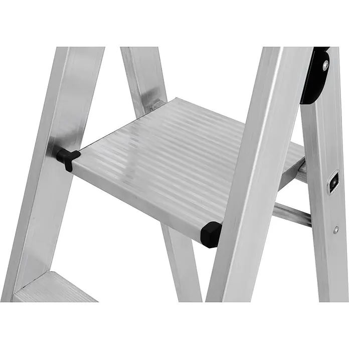 Krause Stehleiter XL 1x5 - Anzahl Tritte: 5 Stk., Arbeitshöhe: 205 cm, Belastbarkeit: 225 kg, Aluminium - Nahaufnahme der breiten, rutschfesten Stufe einer silbernen Aluminium-Stehleiter.